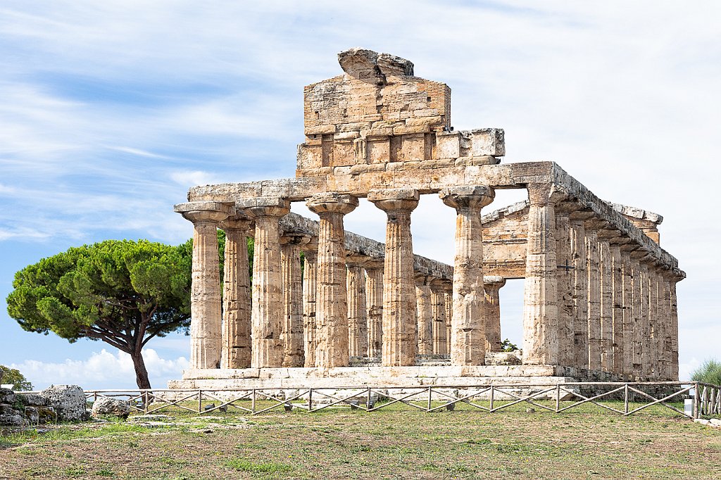 12 - PAESTUM FRONTE TEMPIO DI  ATHENA.jpg